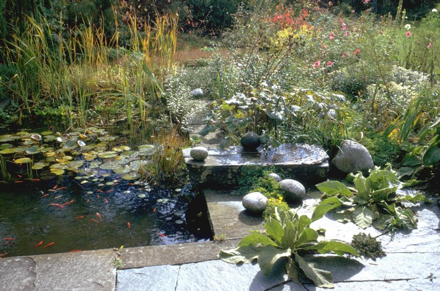 Garten mit Vogelbrunnen